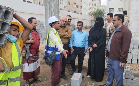 بتكلفة ( 100 ) ألف دولار..  مدير عام المنصورة يتفقد مشروع تركيب منظومة الطاقة الشمسية بجمع خديجة بنت خويلد التعليمي "للبنات"