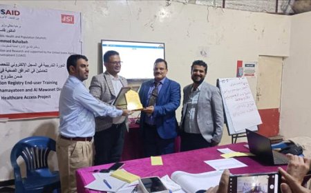 تعز.. وزارة الصحة تمنح مدير فرع مكتب الصحة بالمواسط وسام التميز