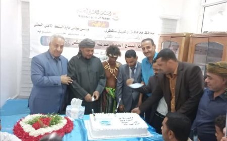 المحافظ الثقلي والدكتور حلبوب ورجل الكهف يدشنون تشغيل خمسة أنظمة حديثة للبنك الاهلي في محافظة أرخبيل سقطرى