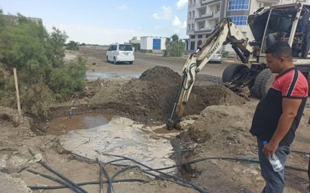 مؤسسة مياه عدن تنفذ حملة إزالة ربط عشوائي في خط مياه رئيسي بحي غازي علوان بخورمكسر