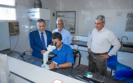 رئيس جامعة عدن يطلع على نشاط كلية العلوم 