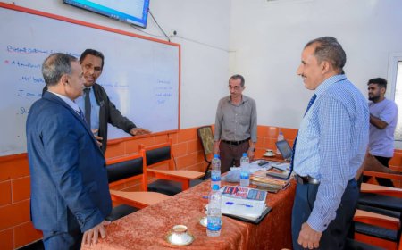 رئيس جامعة عدن يتفقد سير عمل لجنة إعداد برنامج الكفاءة في كلية اللغات