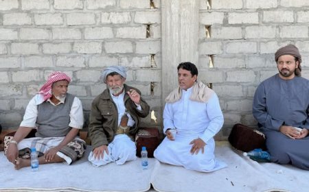 الشيخ باكريت يقدم واجب العزاء للشيخ المناضل حسين بن علي بن سعد الحارثي