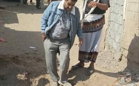 مدير عام الاتصالات بأبين : يتفقد أعمال الصيانة الطارئة لكبينة "خمسة" بحي الطميسي مدينة زنجبار