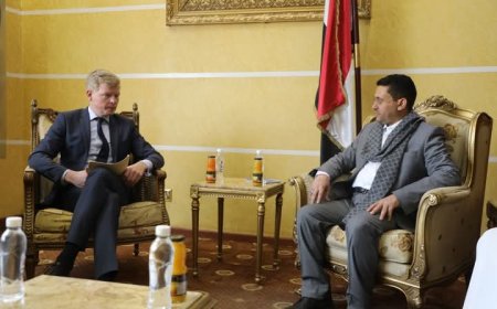 صحفي محرر من سجون الحوثيين ينتقد لقاء المبعوث الأممي مع القيادي الحوثي المرتضى