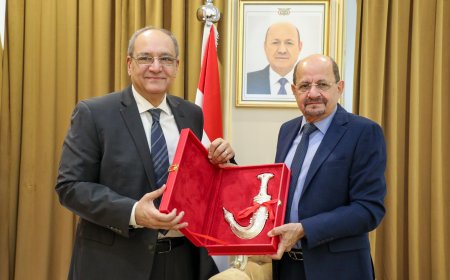 وزير الخارجية الزنداني يودع السفير المصري ويبحث العلاقات القنصلية مع السفير الهندي والصين