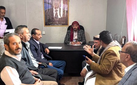 مدير عام "القاهرة" في تعز يناقش جهود معالجة مطالب المعلمين وضمان استمرارية العملية التعليمية