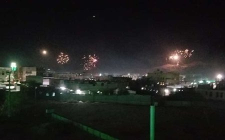 بتكبيرات المساجد والمسيرات والألعاب النارية.. مأرب تحتفل بنصر غزة (فيديو)