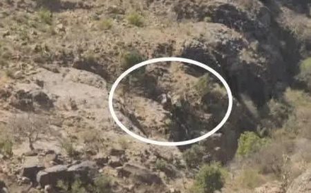 وفاة أب وابنه وحفيده.. حادث شنيع سقوط سيارة من منحدر في المحويت (صور)