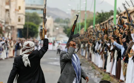 الموظفون بلا رواتب.. مصدر يؤكد أن رواتب المشرفين الحوثيين تصل إلى 9 مليون ريال شهريًا