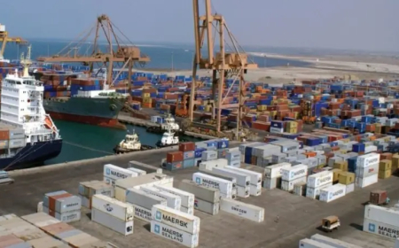 شريان الغذاء.. انخفاض حاد في حركة الواردات بميناء الحديدة