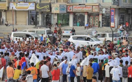 أيدت (الجامع) و(الحلف).. وقفة جماهيرية في المكلا احتجاجًا على تدهور الأوضاع المعيشية والخدمية 