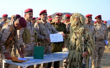 رئيس هيئة الأركان العامة.. يشهد تخرج دورات تخصصية في معسكر النصر التدريبي بمأرب