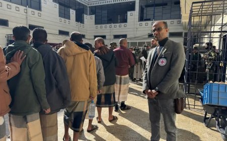 بدعم من الصليب الاحمر الدولي.. مليشيا الحوثي تطلق سراح عشرات المختطفين من سجونها بصنعاء
