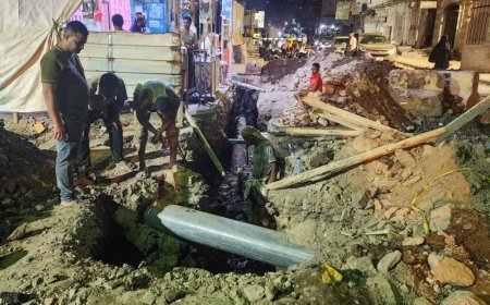 فرق مؤسسة مياه عدن تجري أعمال إصلاح كسرين في خط مياه رئيسي بجانب البنك المركزي