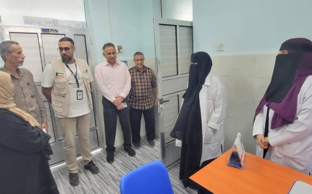 الجاوي ومدير منظمة العون المباشر يناقشان إحتياجات المجمع الصحي.