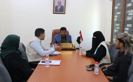 أمين محلي المهرة يناقش مع مؤسسة مسارات السلام تنفيذ ورش تدريبية