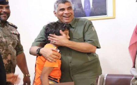 مدير أمن ساحل حضرموت... يكرم ثلاثة مواطنين اعتراضوا طريق مجرم خطير