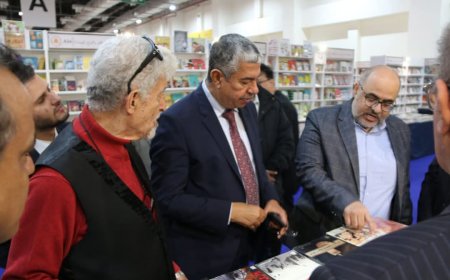 سفير اليمن بالقاهرة  خالد بحاح يزور  جناح دار عناوين بوكس في معرض القاهرة الدولي للكتاب