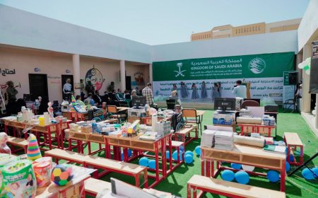 مركز الملك سلمان يوزع مقاعد دراسية ومستلزمات تعليمية لمراكز محو الأمية وذوي الإعاقة في المهرة 