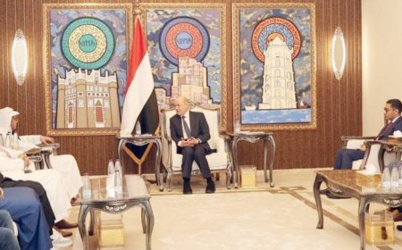 أكد أن السلام لا يمكن إغلاق أبوابه.. الرئيس العليمي في حوار مطول: الشراكة في المجلس الرئاسي وحّدت الجبهات