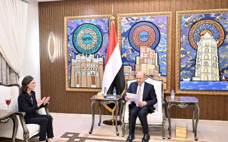 رئيس مجلس القيادة يتسلم دعوة من الرئيس الفرنسي ايمانويل ماكرون