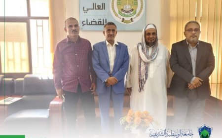 رئيس مجلس أمناء جامعة الوسطية الشرعية يزور معهد القضاء العالي بعدن .
