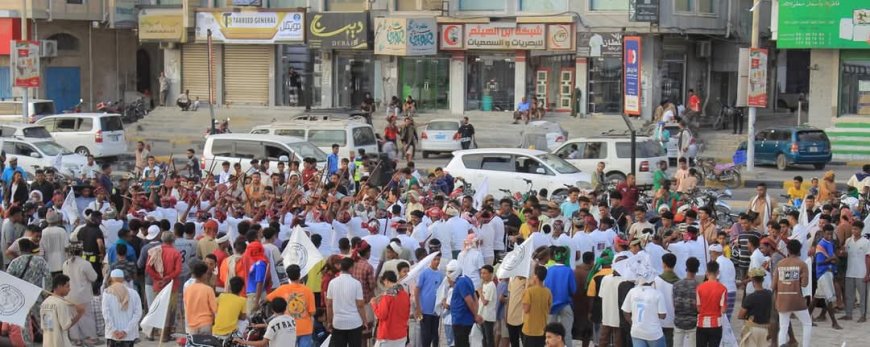 أيدت (الجامع) و(الحلف).. وقفة جماهيرية في المكلا احتجاجًا على تدهور الأوضاع المعيشية والخدمية 