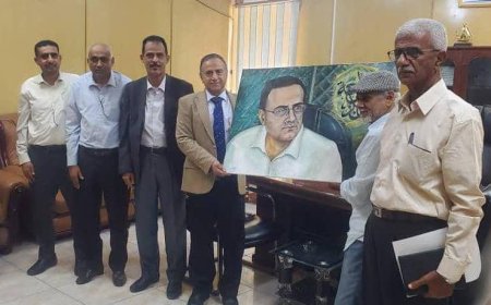 تقديرا لدوره بمساندة الصحفيين والإعلاميين.. رئيس جامعة عدن يتسلم لوحة بورترية كهدية من الأمين العام المساعد لنقابة الصحفيين