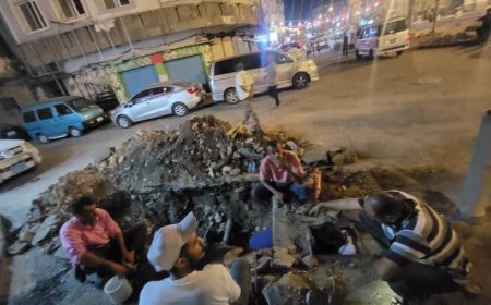 اصلاح كسر في خط المياه وتواصل اعمال صيانة مناهل الصرف الصحي بالمعلا