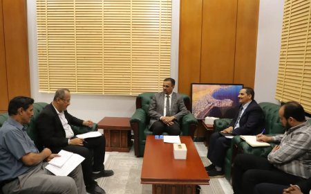 الأمين العام للمجلس المحلي بحضرموت يبحث مع وفد منظمة "كير" العالمية تنفيذ مشروع دعم الصيادين