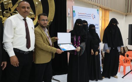 الكلية التطبيقية للعلوم والتكنولوجيا بمأرب تكرم أوائل الطلبة والمبرزين في الأنشطة