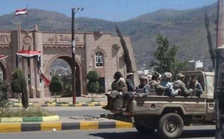 أب..الحوثيون يفصلون أكاديميين وإداريين نزحوا بسبب الحرب ا