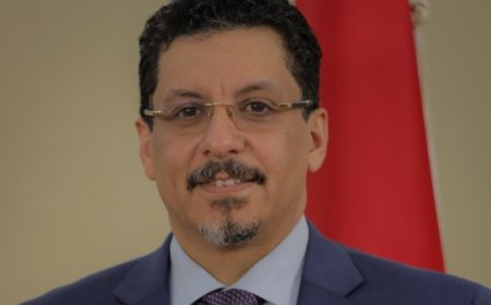 خبير اقتصادي: لماذا "بن مبارك" لا زال في السلطة وكل أطراف الشرعية اقتنعت بفشله؟