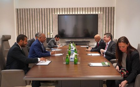 الزُبيدي يبحث مع السفير الأمريكي مستجدات الأوضاع الإنسانية والسياسية في اليمن