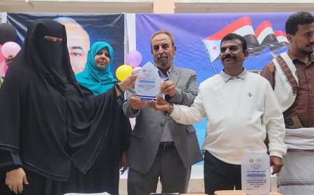 بحضور رئيس مجلس الآباء بمدارس عدن الشيخ علي الصلاحي..ثانوية النعمان بالمنصورة تحتفي بتكريم أوائل طلابها خلال الفصل الدراسي الأول