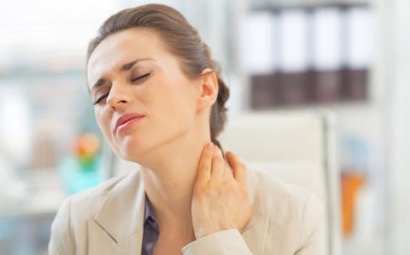 تعاني من الالام الرقبة .. إليك هذه العلاجات الطبيعية للتخلص من هذه الآلام