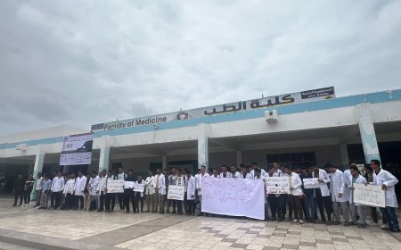 طلاب كلية الطب بجامعة عدن يطالبون باستمرارية التعليم وضمان حقوق الهيئة التدريسية