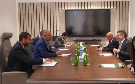 الرئيس الزُبيدي.. يبحث مع السفير الأمريكي مستجدات الأوضاع الإنسانية والسياسية في بلادنا