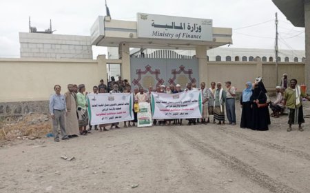 باحثو وفنيو وعمال الهيئة العامة للبحوث والإرشاد الزراعي ينفذون وقفة احتجاجية للمطالبة بمرتباتهم