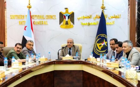 الكثيري يرأس اجتماعاً مشتركاً لقيادات من المجلس الانتقالي وقيادة السلطة المحلية والأمن بالعاصمة عدن