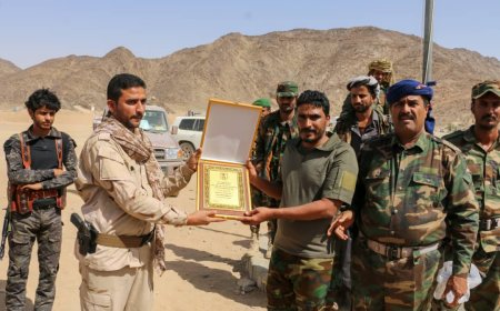 القائد العام لقوات دفاع شبوة يزور مقر قيادة محور سبأ ويكرم اللواء الثاني بدرع التميز 