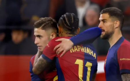 تسريب خطير يكشف سر طرد نجم برشلونة أمام إشبيلية في الدوري الإسباني