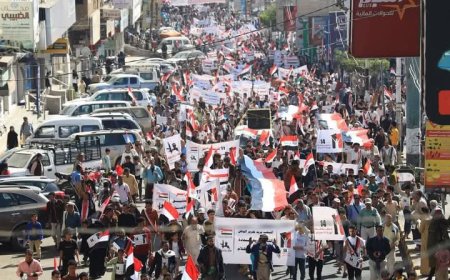 آلاف اليمنيين في تعز يحيون الذكرى الـ14 لثورة 11 فبراير بمسيرة جماهيرية حاشدة