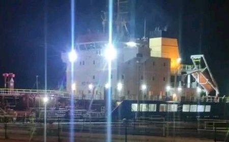 عاجل.. بدء تفريغ شحنة الديزل لحزنات مصافي عدن تمهيدًا لتشغيل الكهرباء