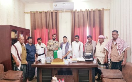 قيادة قوة درع الوطن في محافظة المهره تقدم دعمًا ماليًا لطلاب مديرية قشن في جامعة المهرة للتعليم المفتوح