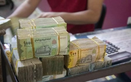 الدولار يتذبذب تحت حاجز 2400 ريال.. توقف كامل لبيع وشراء العملات الأجنبية في المحافظات المحررة