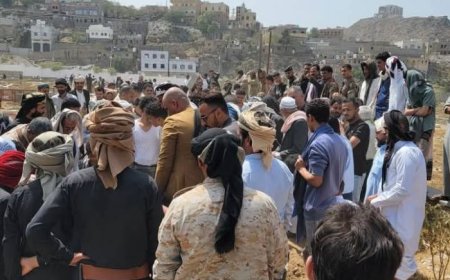 تشييع جثمان والد الصحفية غدير الشرعبي في تعز