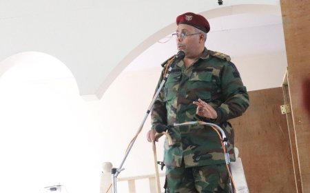 خطيب عسكري يعتلي المنبر في أحد المساجد بتعز