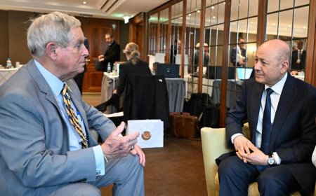 رئيس مجلس القيادة يشيد بمواقف السيناتور جو ويلسون